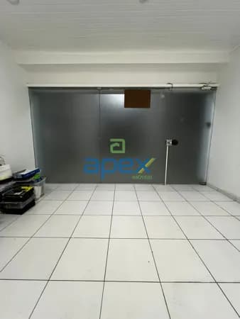 Loja térrea em galeria