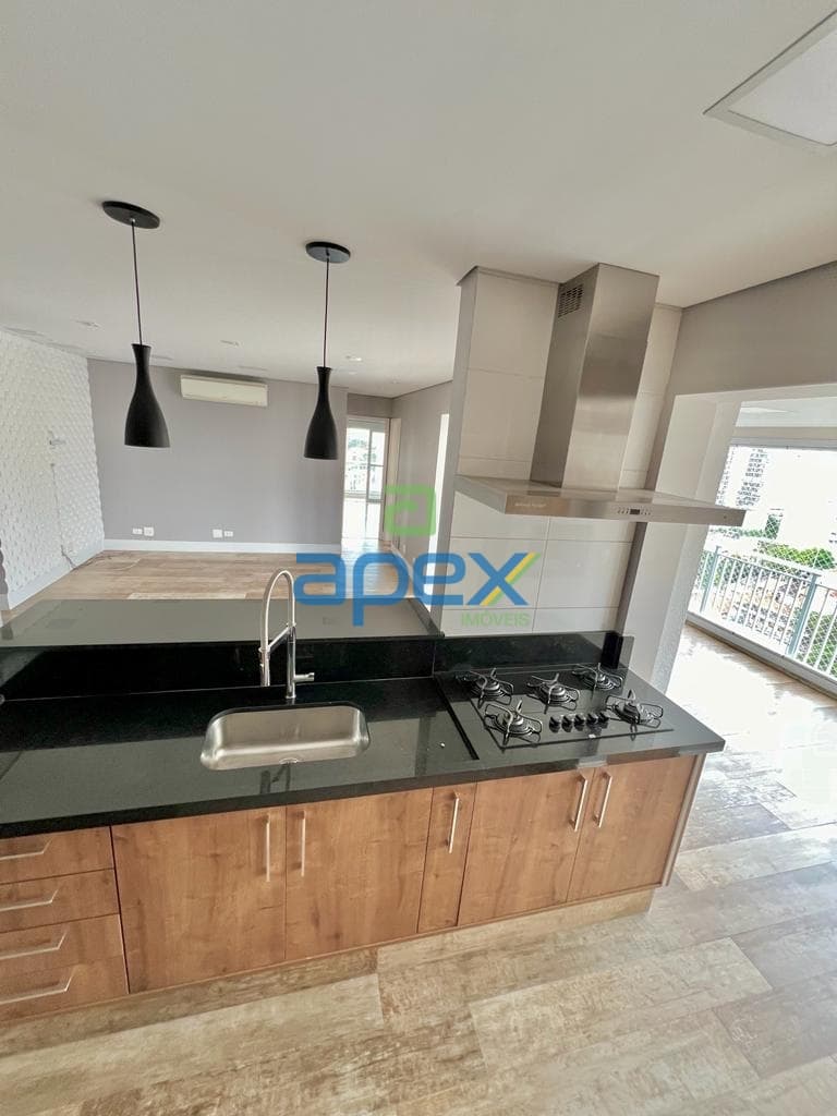 Apartamento reformado com varanda gourmet e três vagas de garagem