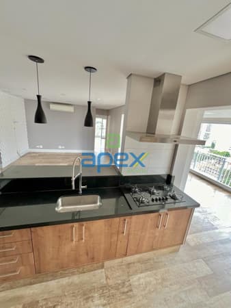 Apartamento reformado com varanda gourmet e três vagas de garagem