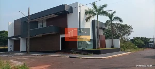 Sobrado em Terra Roxa - Centro