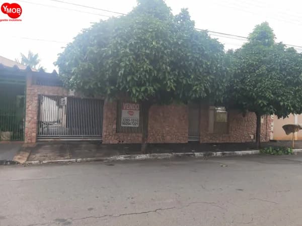 Casa Térrea - Rua B-4 Setor Bueno, Parte Baixa Bueno.