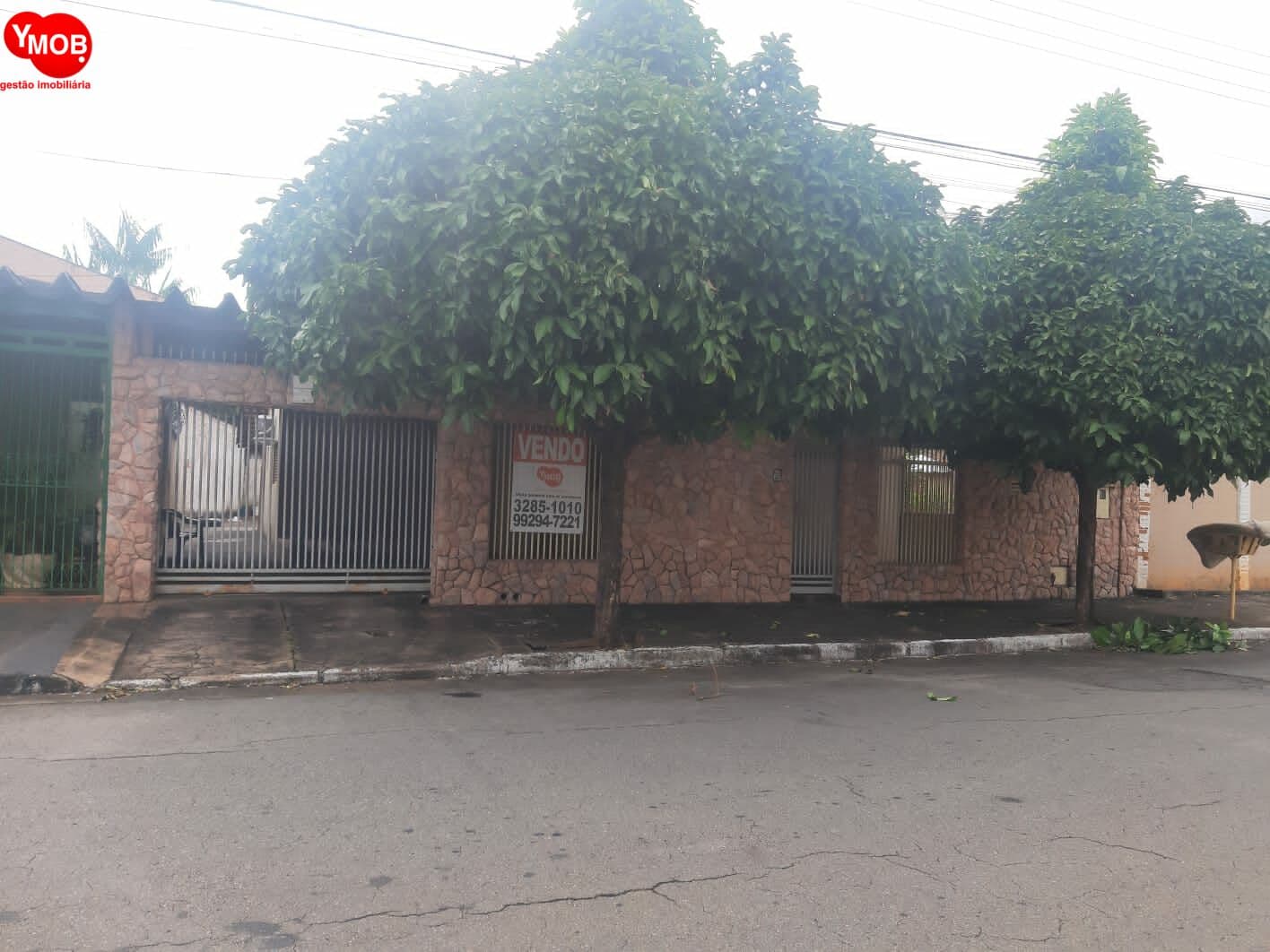 Casa Térrea - Rua B-4 Setor Bueno, Parte Baixa Bueno.