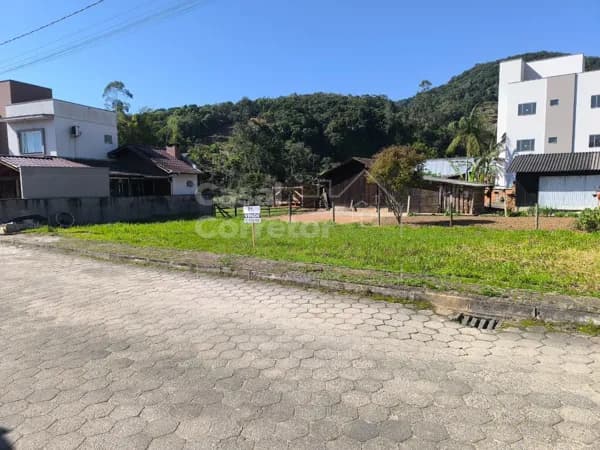 TERRENO AMPLO EM CONDOMÍNIO FECHADO