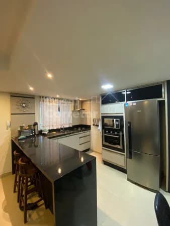 SOBRADO EM CONDOMÍNIO DE 135m² COM 3 DORMITÓRIOS SENDO 1 SUÍTE