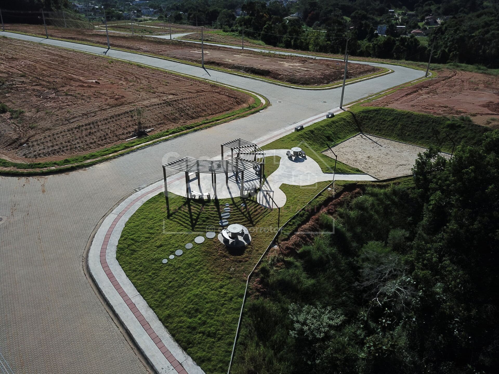 TERRENO PLANO DE 604,68m² EM UM LINDO LOTEAMENTO
