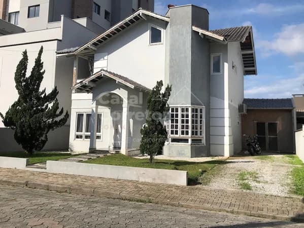CASA DE 3 DORMITÓRIOS SENDO 1 SUÍTE PRÓXIMO DO CENTRO