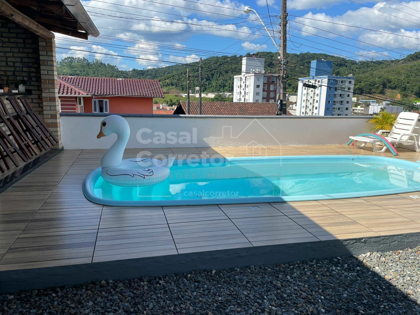CASA DE ALTO PADRÃO COM QUATRO SUÍTES SENDO UMA SUÍTE