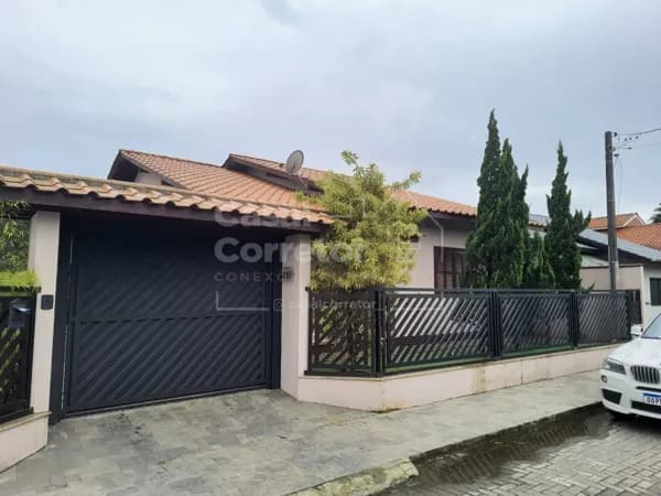 LINDA CASA DE 3 DORMITÓRIOS SENDO 1 SUÍTE