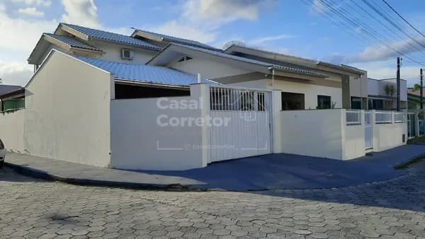 INCRÍVEIS 2 CASAS NO MESMO TERRENO COM 230m² DE ÁREA CONSTRUÍDA