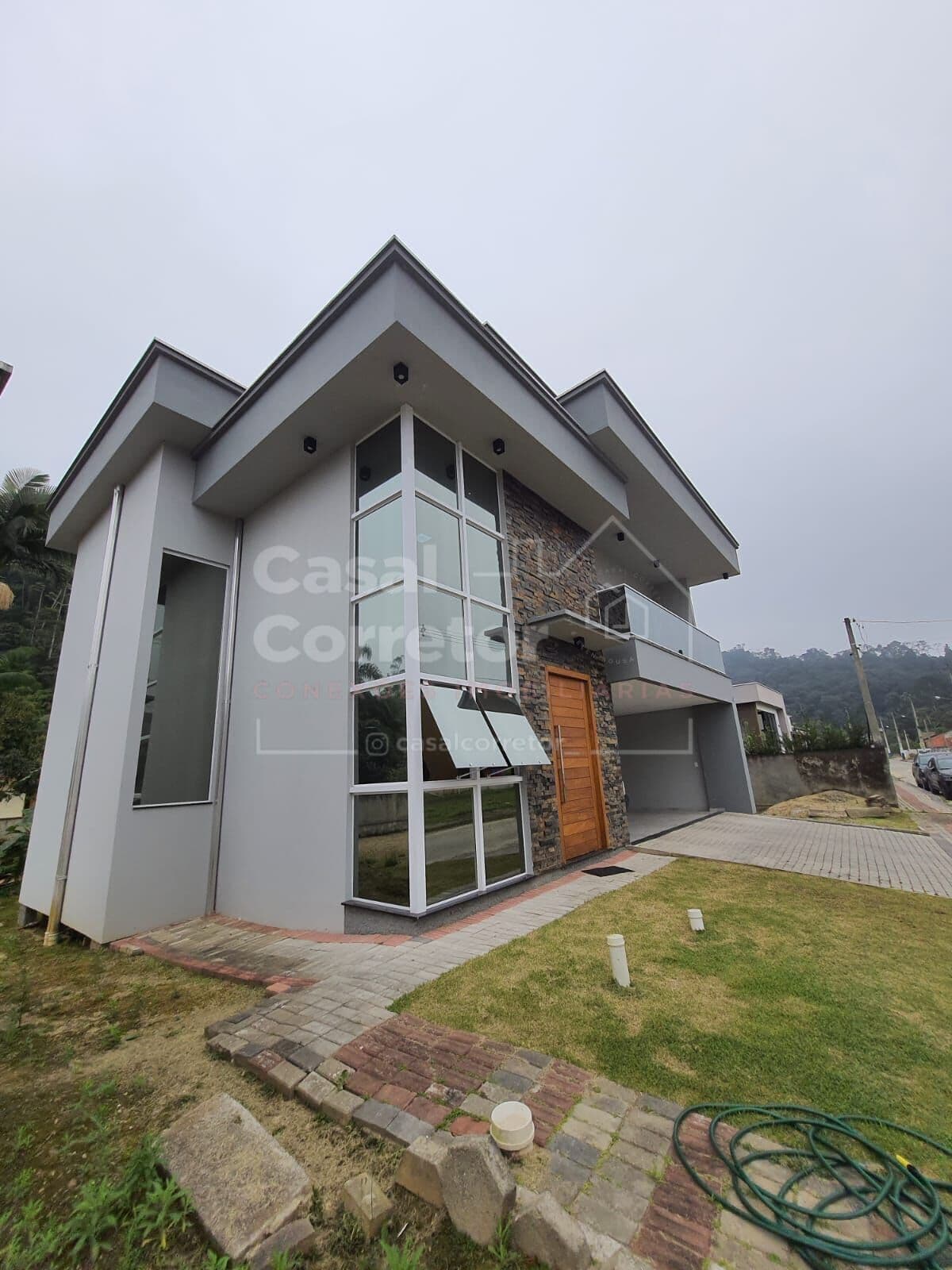 CASA AMPLA DE 4 DORMITÓRIOS SENDO 1 SUÍTE