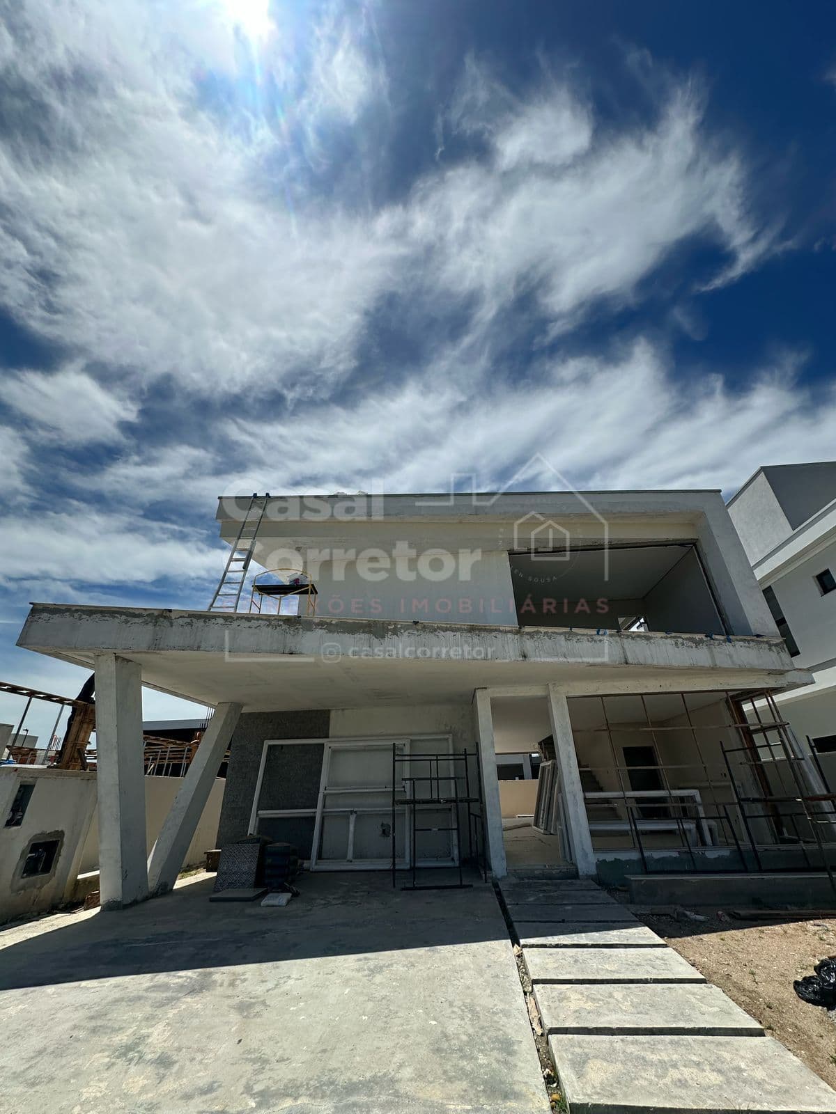 ENCANTADORA CASA DE 3 SUÍTES SENDO 1 SUÍTE MASTER