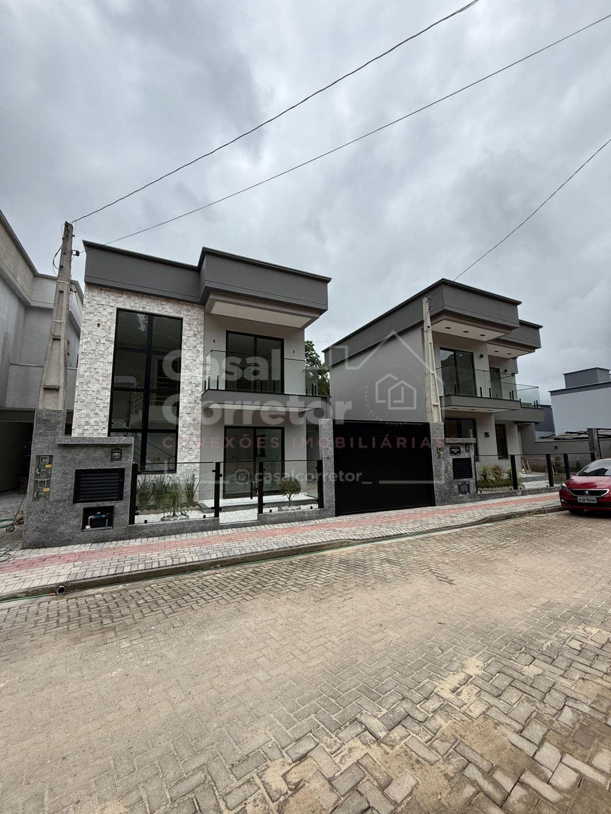 CASA DE 2 PISOS COM 2 SUÍTES