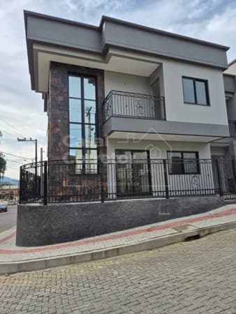 CASA DE ESQUINA COM 1 SUITE MAIS 2 QUARTOS 3KM DO CENTRO