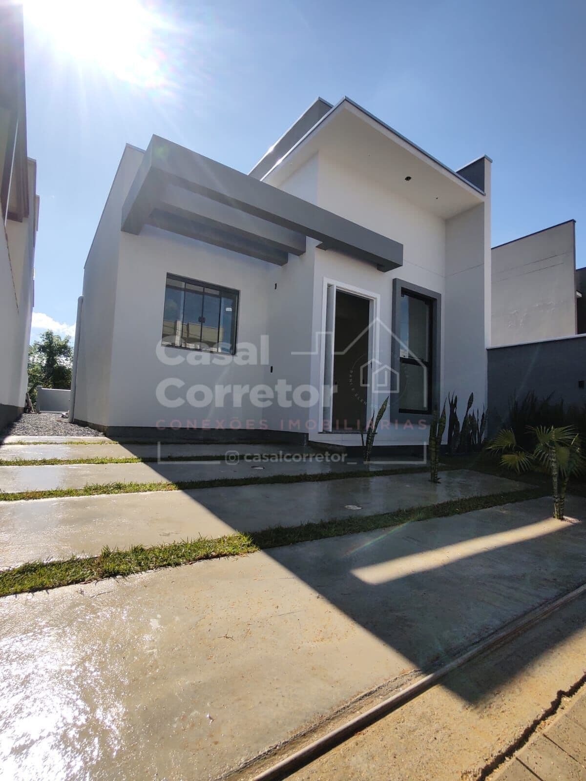 LINDA CASA TERRÉA DE 3 DORMITÓRIOS SENDO 1 SUÍTE
