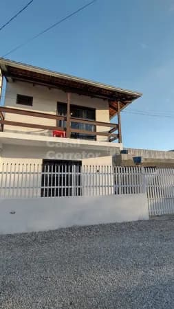 CASA ESPAÇOSA COM 3 DORMITÓRIOS EM BAIRRO PRIVILEGIADO