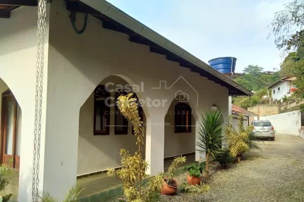 ESPAÇOSA CASA COM PISCINA E POMAR EM BAIRRO COMPLETO