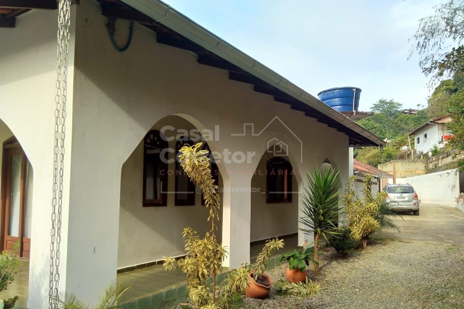 ESPAÇOSA CASA COM PISCINA E POMAR EM BAIRRO COMPLETO