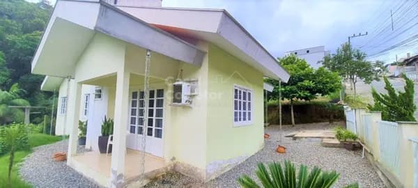 CASA DE 102M² COM 3 DORMITÓRIOS SENDO UMA SUÍTE