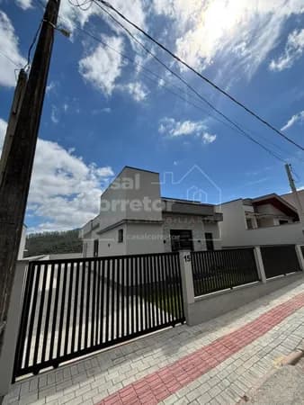 LINDA E ACONCHEGANTE CASA DE 3 DORMITÓRIOS SENDO 1 SUÍTE