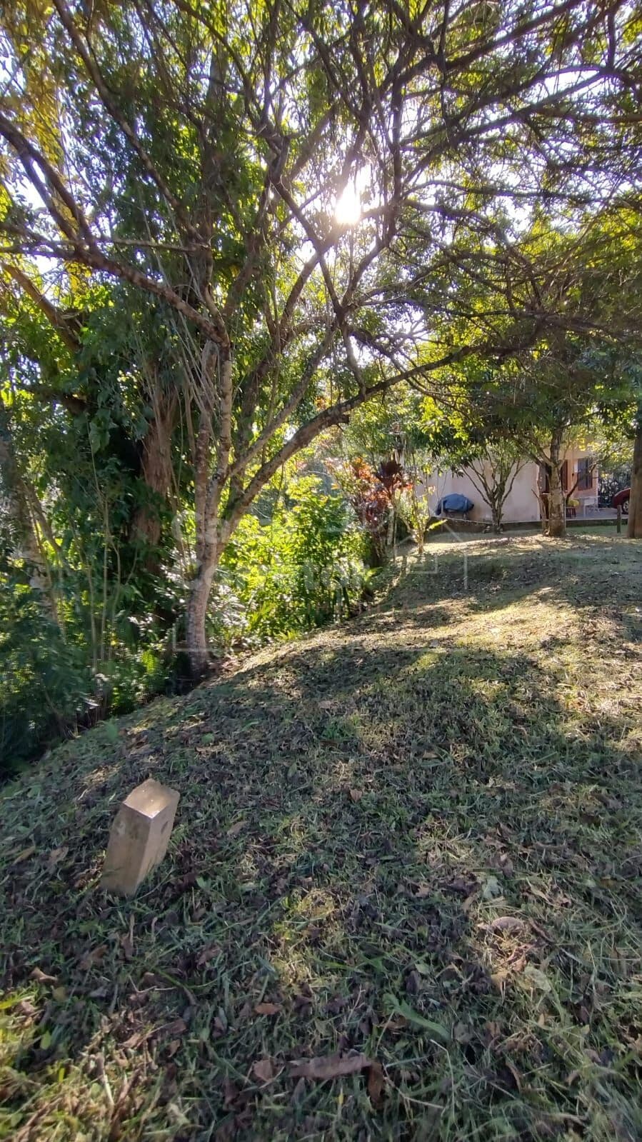 TERRENO AMPLO EM CONDOMÍNIO FECHADO