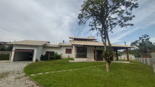 CASA COMERCIAL DE 220M² COM AMPLO ESPAÇO DE TERRENO