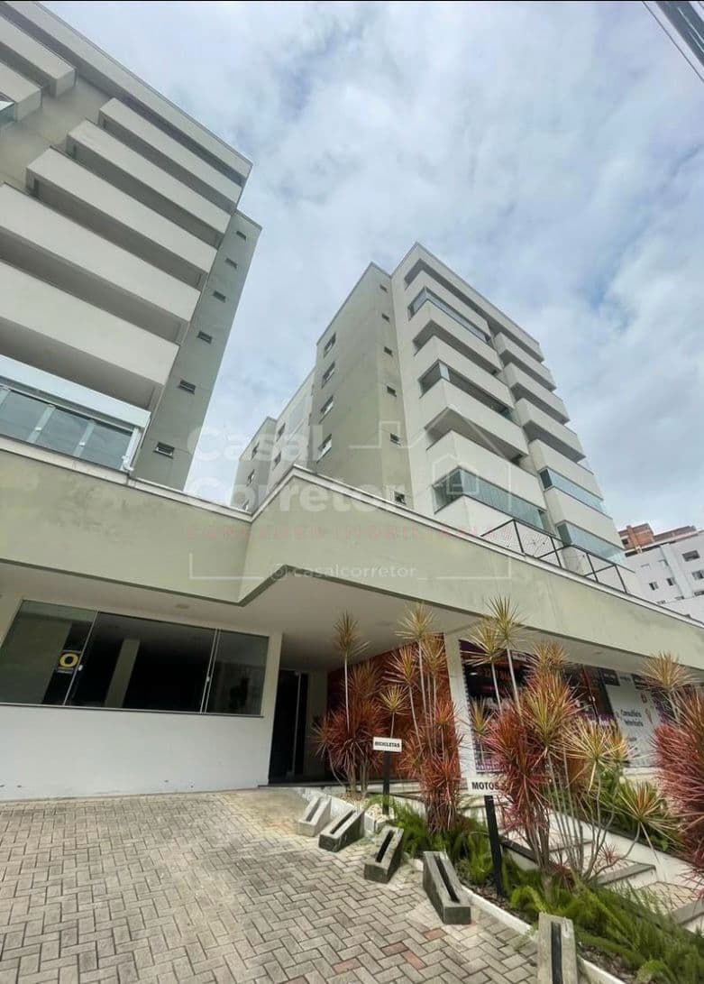 APARTAMENTO COM SUÍTE E CHURRASQUEIRA EM ÓTIMA LOCALIZAÇÃO
