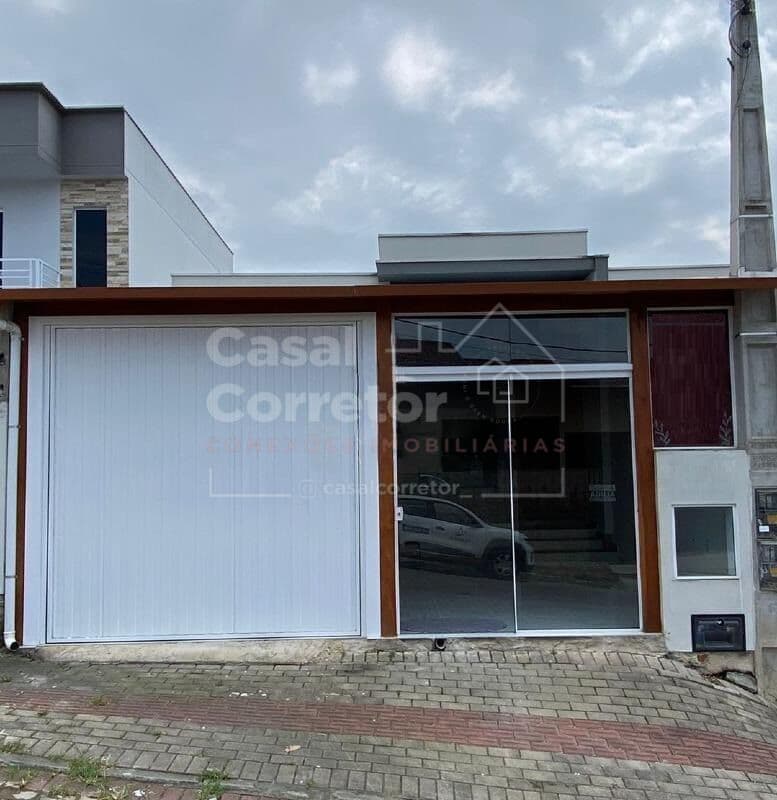 CASA DE 3 DORMITÓRIOS SENDO 1 SUÍTE SEMI MOBILIADA
