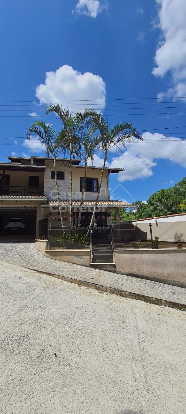 CASA DE DOIS PAVIMENTOS COM 4 DORMITÓRIOS SENDO 2 SUÍTES (1 MASTER)