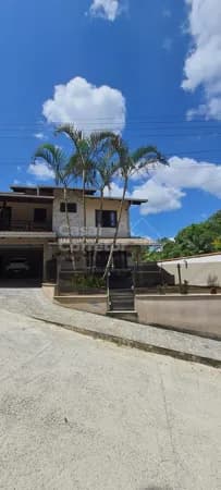 CASA DE DOIS PAVIMENTOS COM 4 DORMITÓRIOS SENDO 2 SUÍTES (1 MASTER)