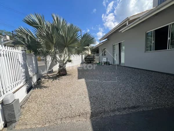LINDA CASA DE 3 DORMITÓRIOS SENDO 1 SUÍTE