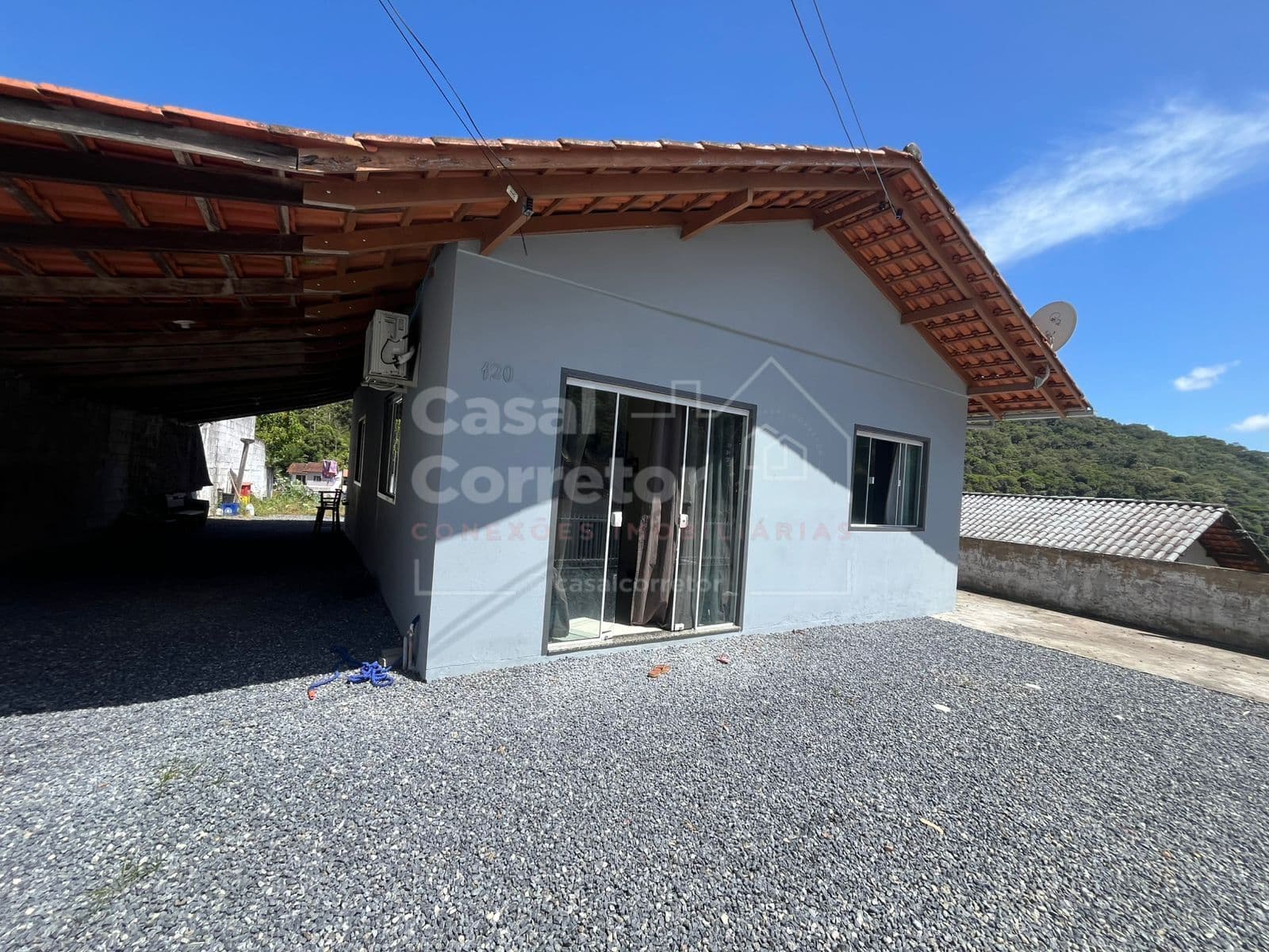 Casa com 3 quarto e um amplo espaço de terreno