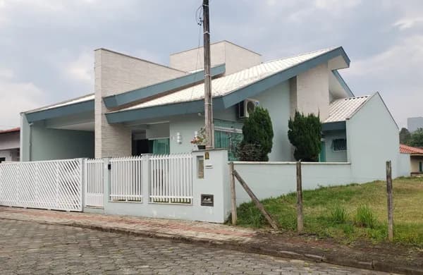 CASA DE ALTO PADRÃO DE 216m² COM 3 DORMTÓRIOS SENDO 1 SUÍTE
