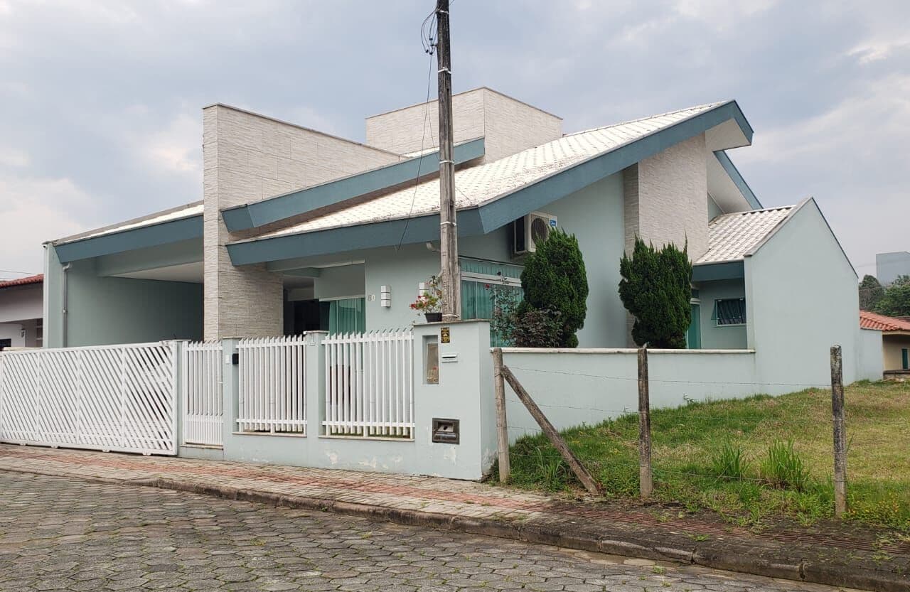 CASA DE ALTO PADRÃO DE 216m² COM 3 DORMTÓRIOS SENDO 1 SUÍTE