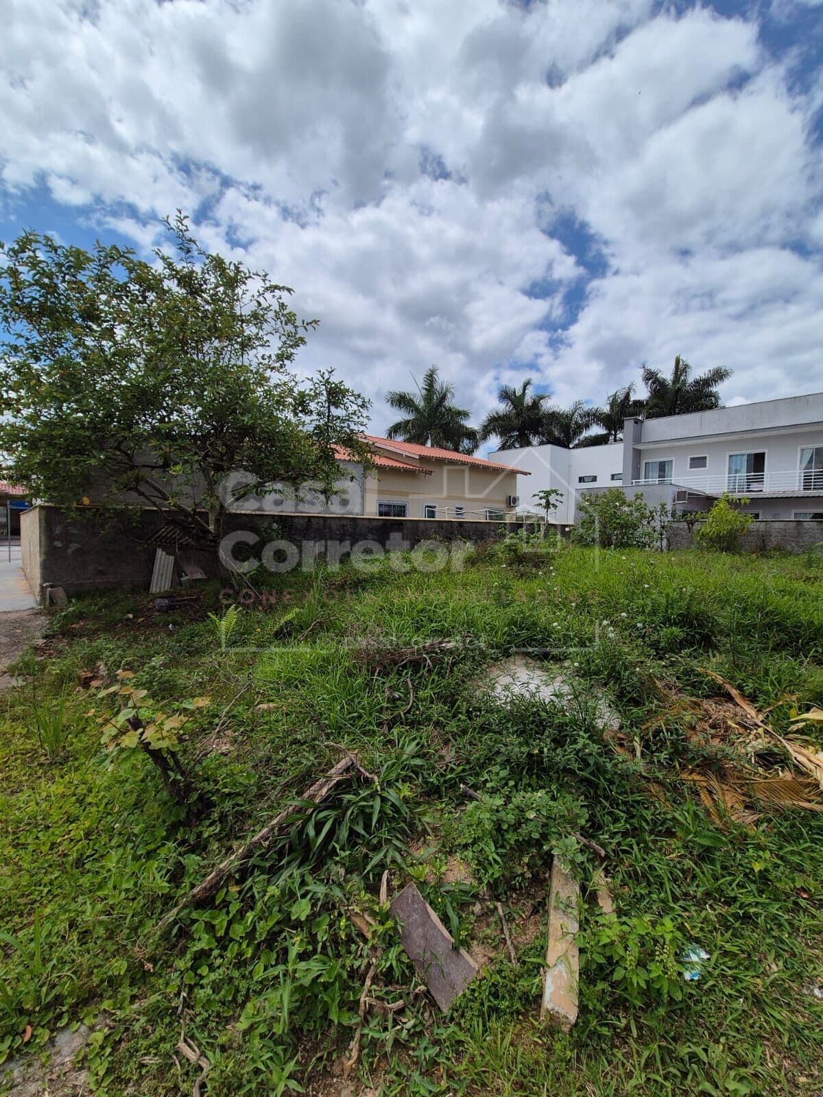 TERRENO DE 240m² COM PROJETO APROVADO