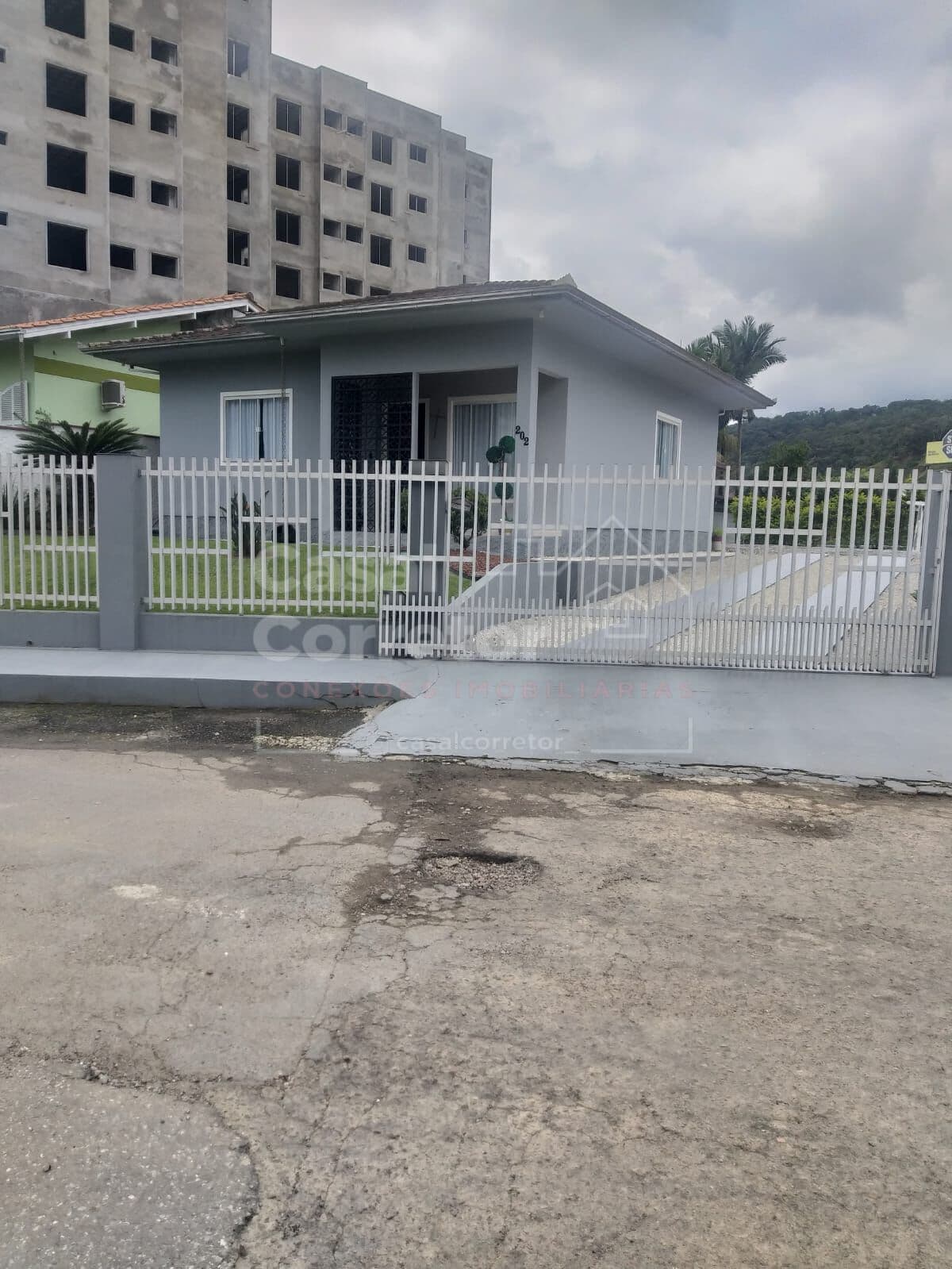 INCRÍVEL CASA COM AMPLO TERRENO DE 2 DORMITÓRIOS