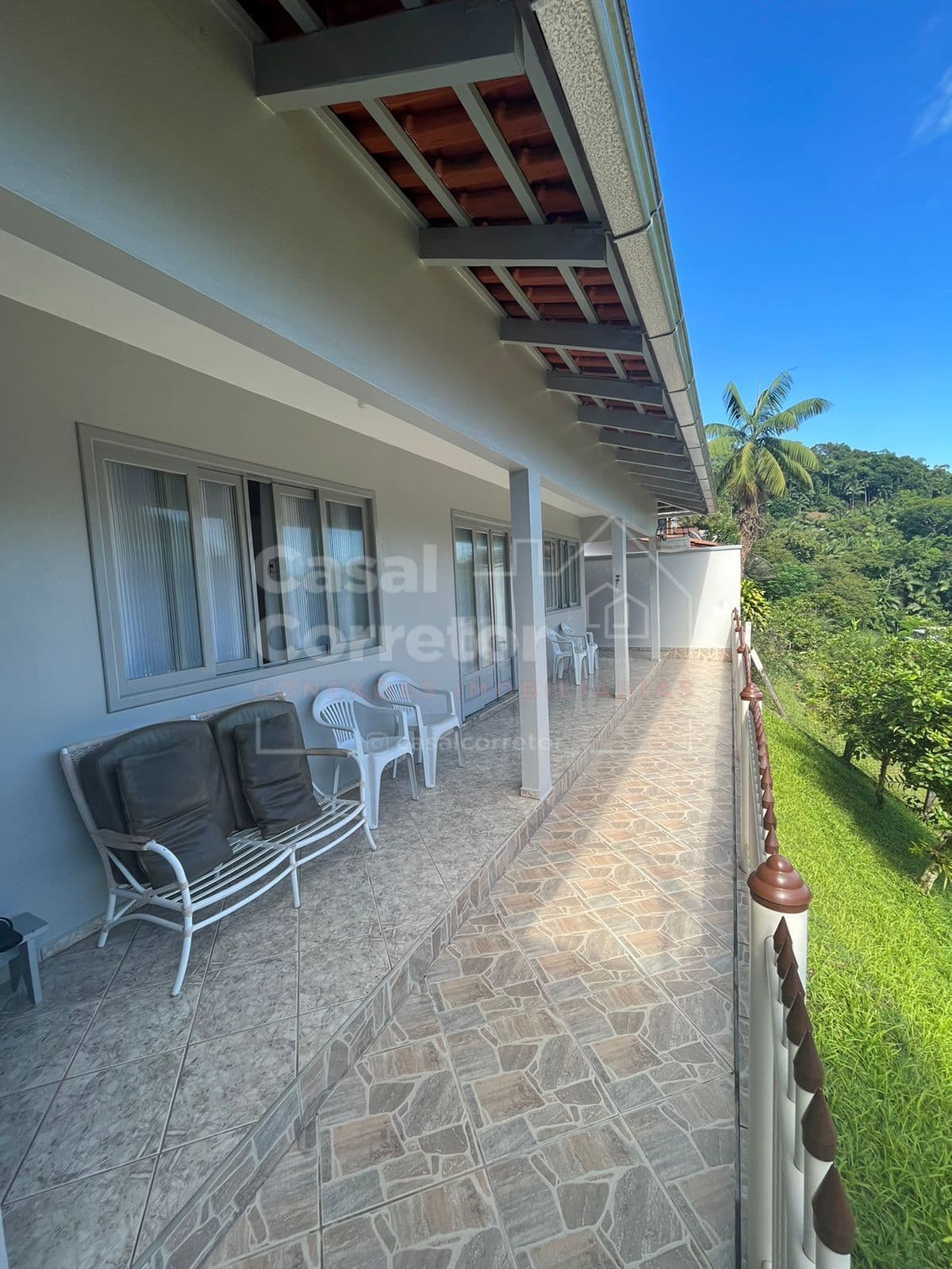 CASA SEMI MOBILIADA COM 3 DORMITÓRIOS SENDO 1 SUÍTE