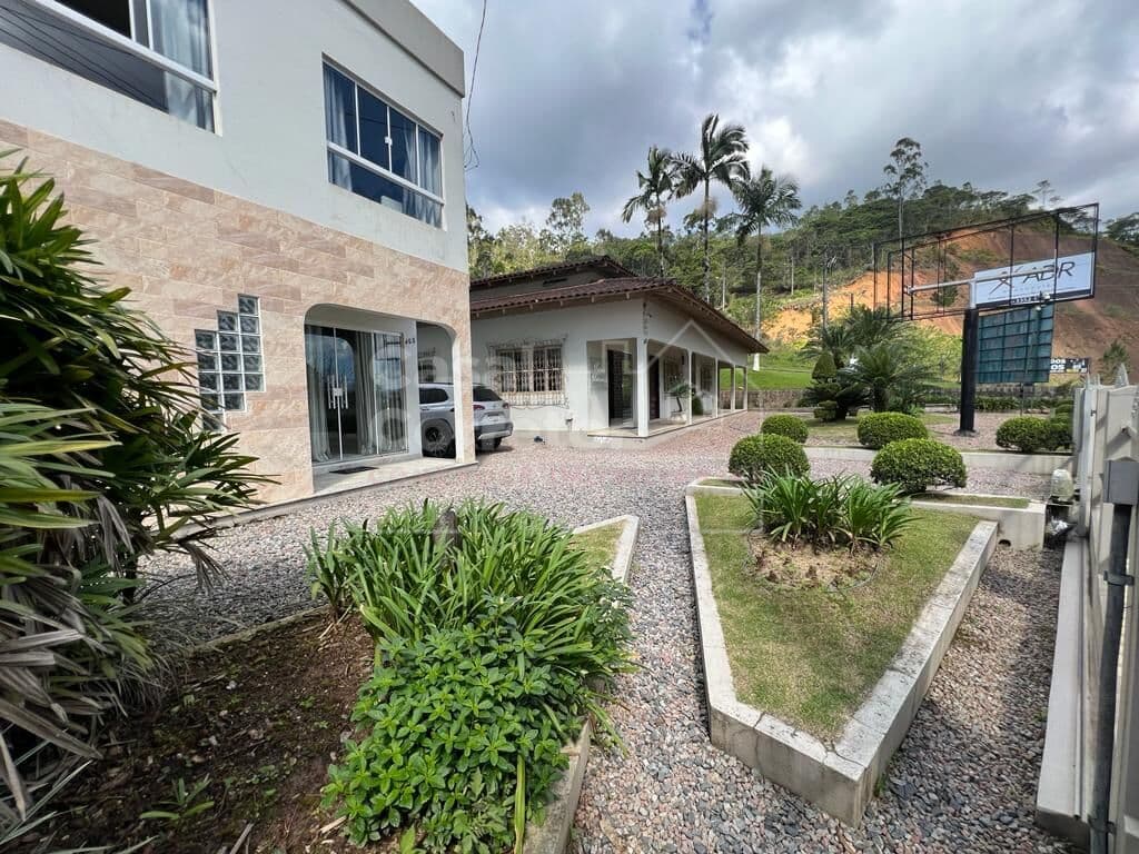 CASAS EM ÓTIMA LOCALIZAÇÃO PARA ÁREA COMERCIAL