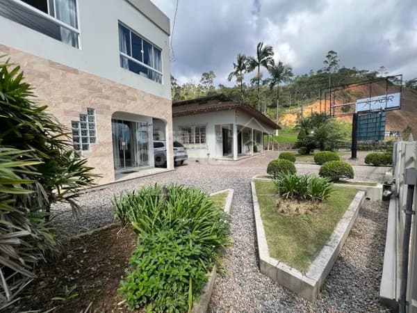 CASAS EM ÓTIMA LOCALIZAÇÃO PARA ÁREA COMERCIAL