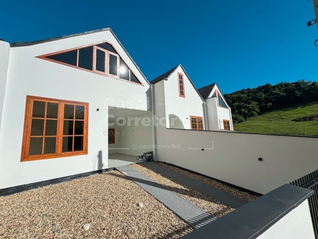 CASA ACONCHEGANTE COM 2 DORMITÓRIOS SENDO 1 SUÍTE