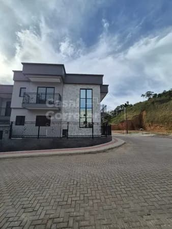 CASA DE ESQUINA COM 3 SUITES E 3KM DO CENTRO