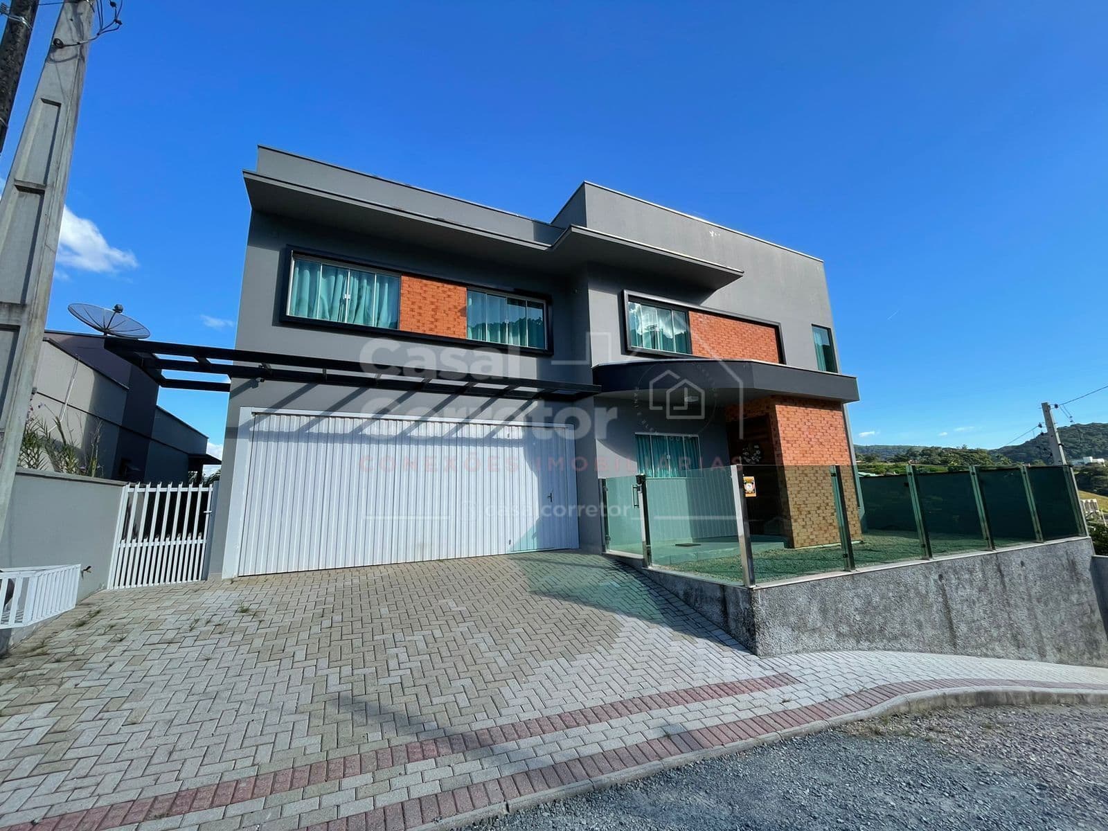 INCRÍVEL E ELEGANTE CASA DE 4 DORMITÓRIOS SENDO 2 SUÍTES