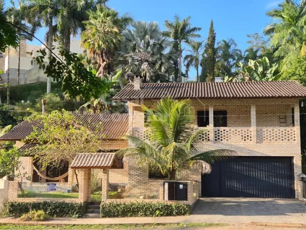 CASA COM 4 DORMITÓRIOS SENDO 1 SUÍTE MASTER E AMPLO TERRENO