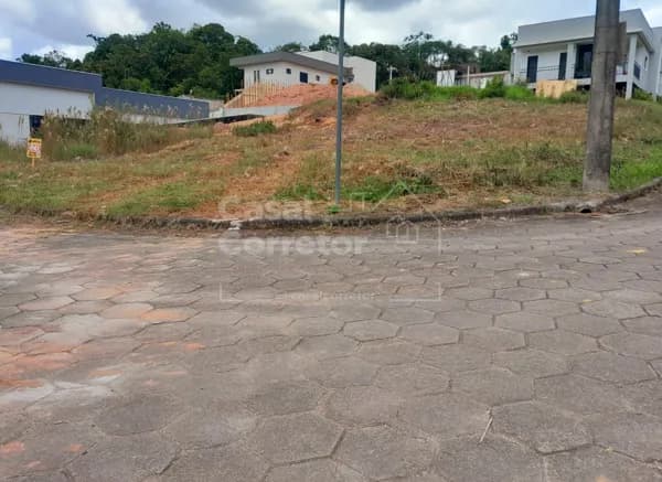 AMPLO TERRENO DE 450m² EM LOTEAMENTO