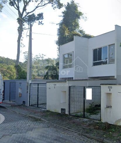 LINDA CASA TRIPLEX COM 2 SUÍTES