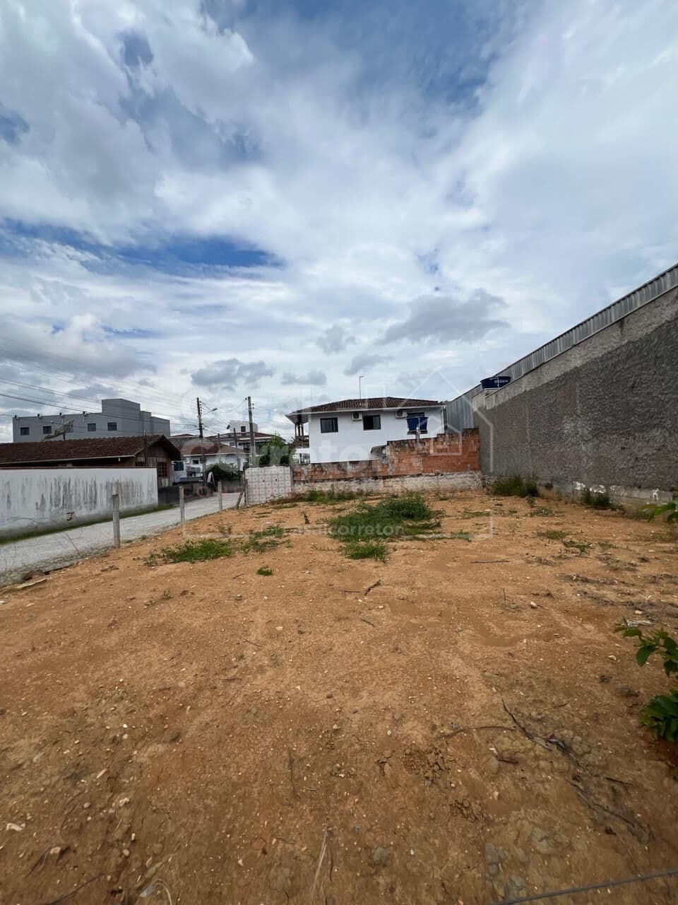 TERRENO PLANO E BEM LOCALIZADO