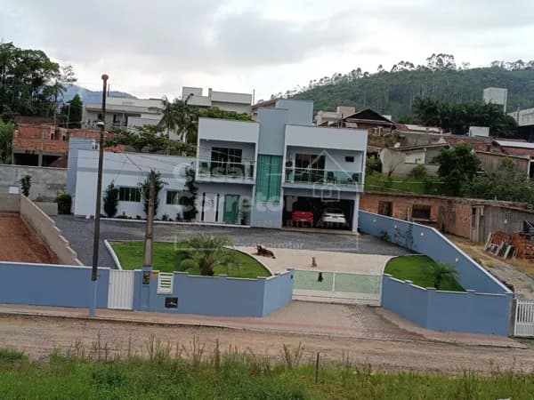 Casa Mobiliada com Sala Comercial e Amplo Pátio no Lageado – Guabiruba