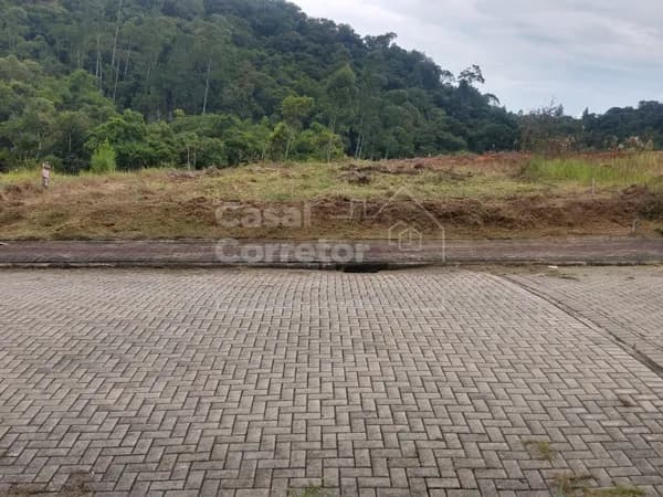 AMPLO TERRENO DE 348,09m²