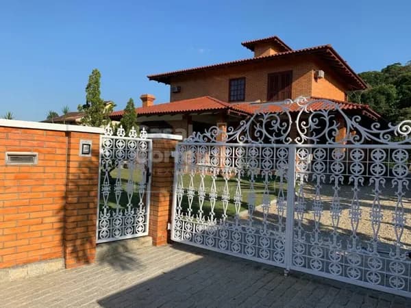 CASA DE ALTO PADRÃO DE 420m² COM CINCO SUÍTES