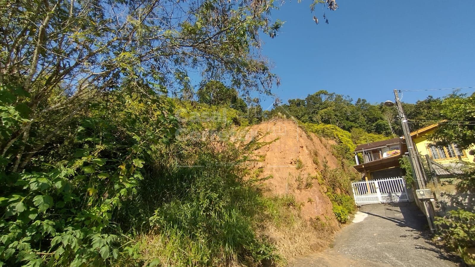 AMPLO TERRENO PLANO DE 675m²