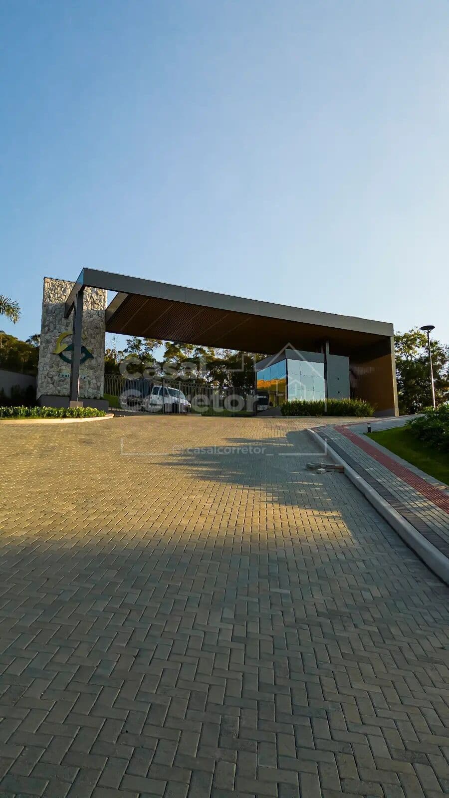 AMPLO TERRENO DE 612,8m² EM CONDOMÍNIO RESIDENCIAL